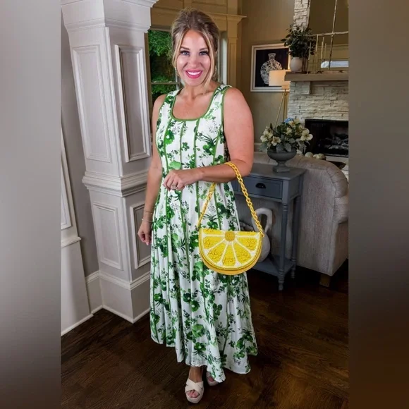 SECRET GARDEN SQUARE NECK
MIDI FLORAL DRESS - Picture 1 of 3